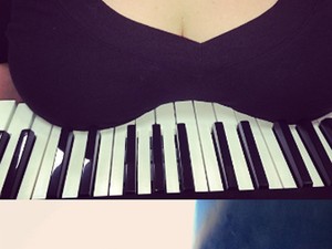 Te kitennéd a melled a neten?