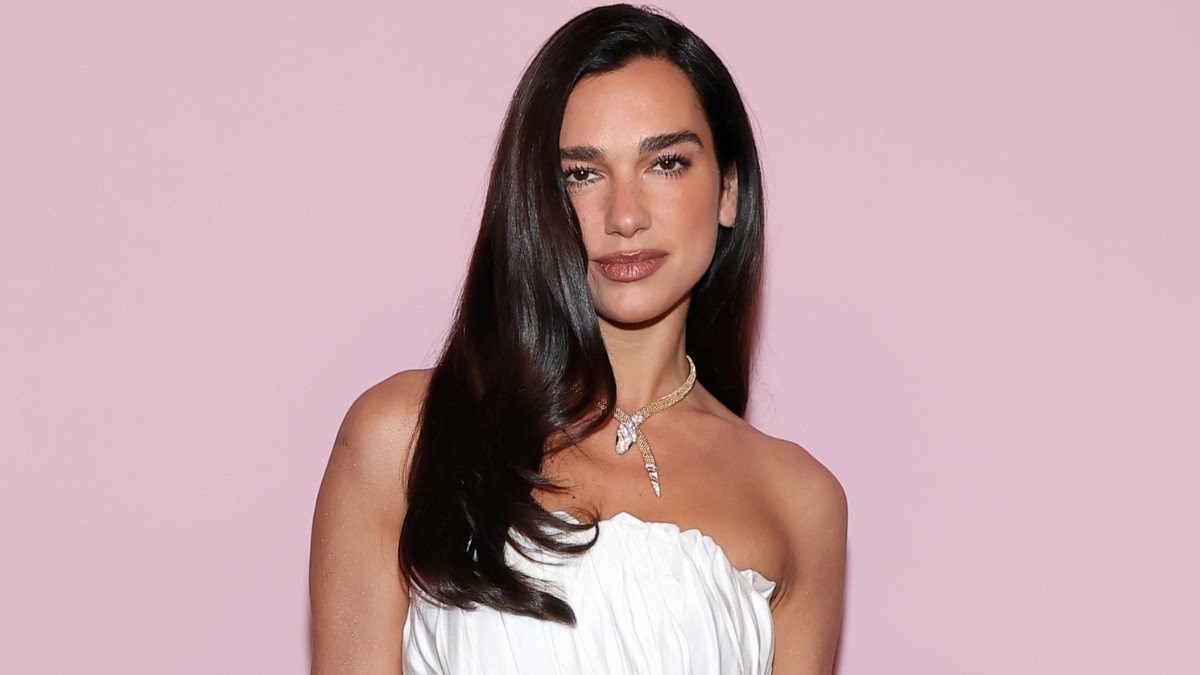Dua Lipa arany meztelenfelsője maga az álom, csipkés melltartóját is megvillantotta benne