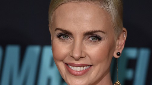Charlize Theron olyan tökéletes lábvillantást nyomott a vörös szőnyegen, hogy szóhoz sem jutunk