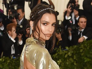 Unalmas volt a gálán? Na, Emily Ratajkowski alaposan kipakolta azokat melleket az afteren