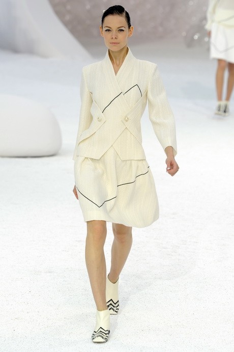 Rajzák Kinga a Chanel bemutatóján - Fotó: Fairchild Archive