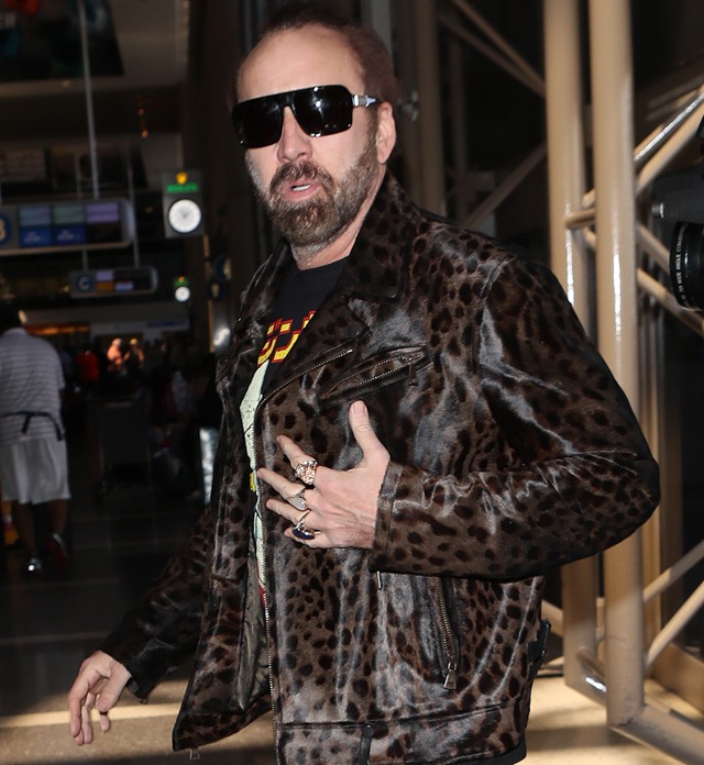 Nicolas Cage állatbőr mintás kabátban