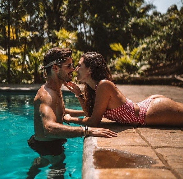 Életveszélyes: a híres Instagramos pár egy vonatból kilógva fotózta magát