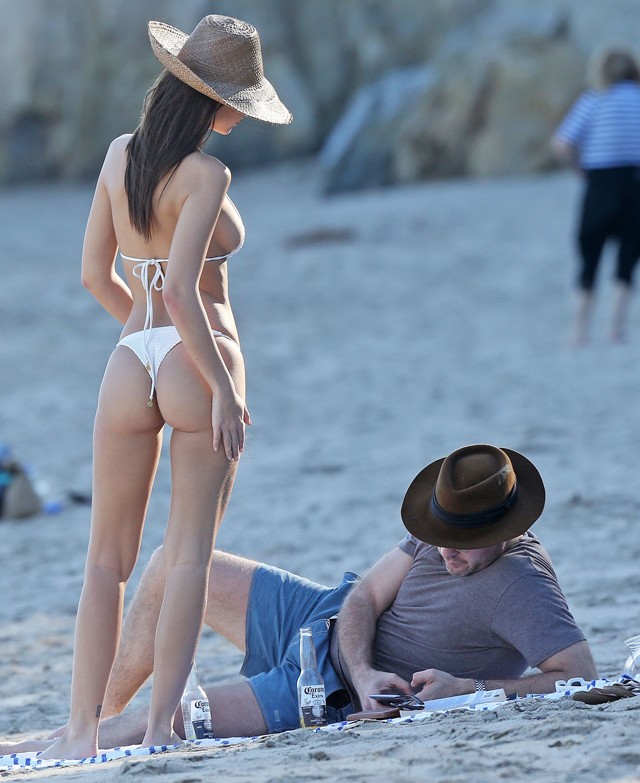 Emily Ratajkowski fehér bikiniben