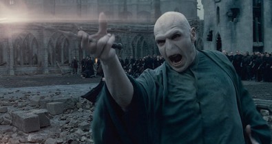A Harry Potter filmekben Voldemort köpenye minden alkalommal fakult, ha elpusztult egy horcrux