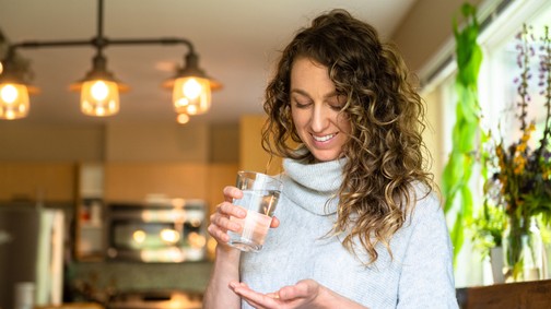 Ez történik a testedben a reggeli vitaminokkal, ha kávét is iszol: a szakértők fontos dologra figyelmeztetnek
