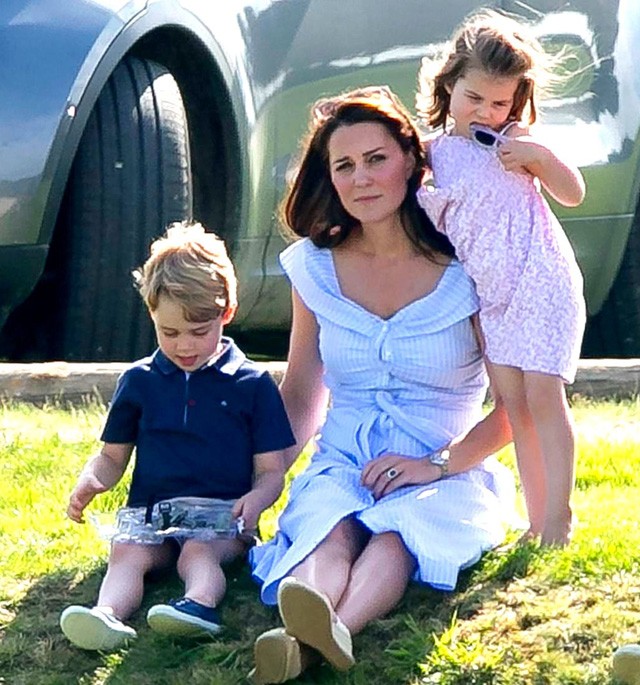 Kate Middleton György herceggel és Sarolta hercegnővel