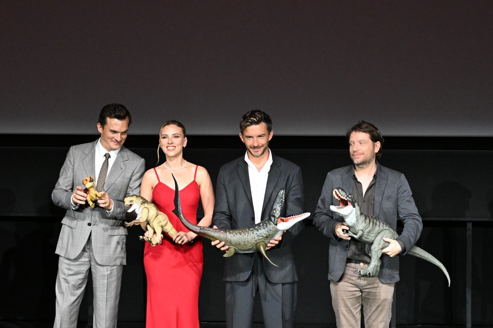 Rupert Friend, Scarlett Johansson, Jonathan Bailey és Gareth Edwards dinoszauruszfigurákkal a kezükben a Jurassic World: Újjászületés premierjén