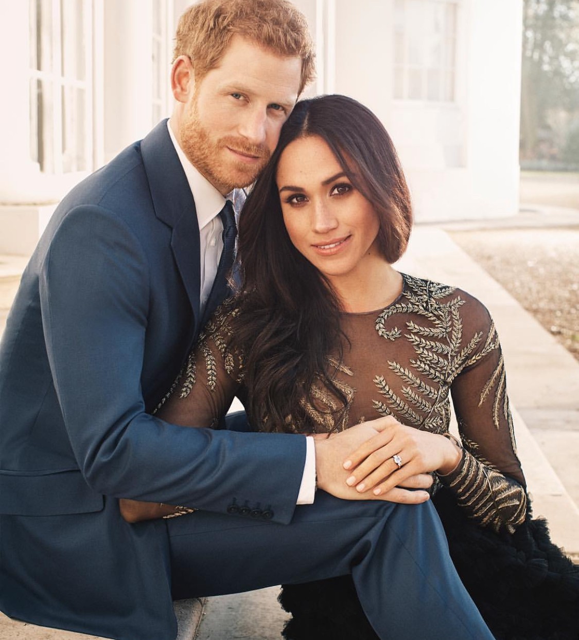 Ez a 75 000 dolláros Ralph & Russo ruha sem semmi. A szépséges szettet Meghan Markle az eljegyzési fotójukon viselte. Ez forintra váltva körülbelül 27 000 000.