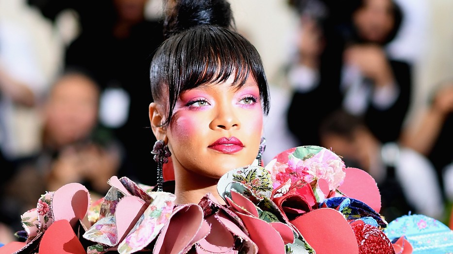 Félmeztelen képek készültek a Vogue magazinba a várandós Rihannáról