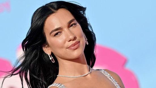 Dua Lipa miniruhában, Barbie sellőként ragyog a tengerparton