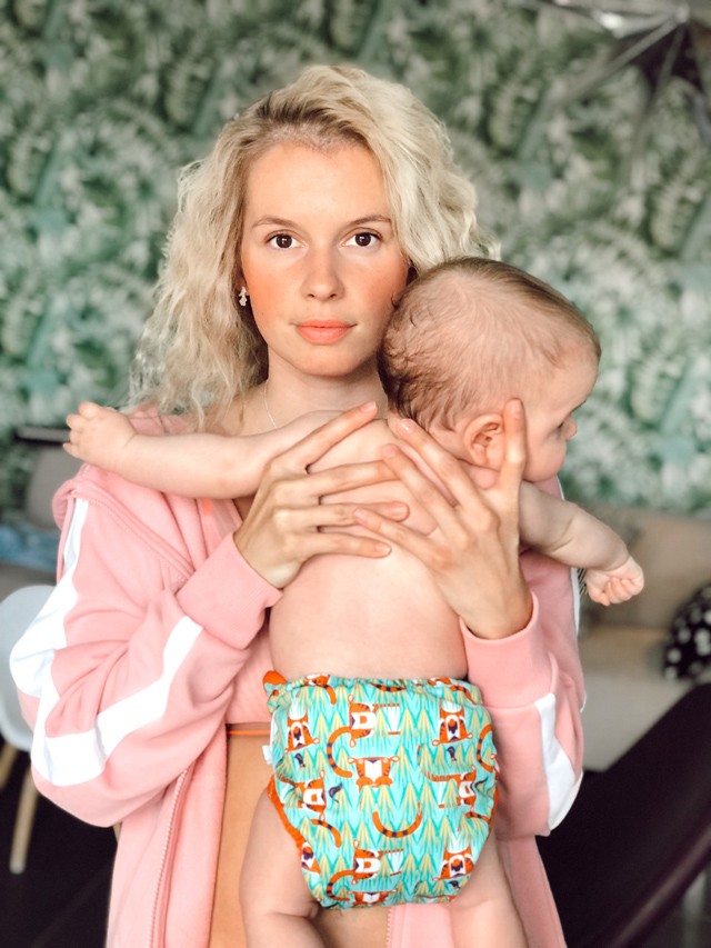 Marge még szoptatás közben is trendi szettet visel