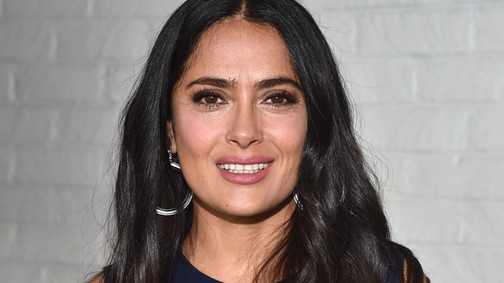 Salma Hayek meghagyta természetesen göndörnek a haját, és eszméletlen így