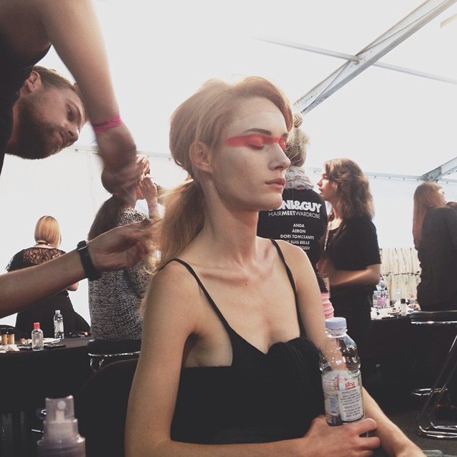 Csilla sminkje már készen áll az Anda bemutatóra, Friedman Péter, a Toni&Guy mesterfodrésza a haját igazítja éppen.