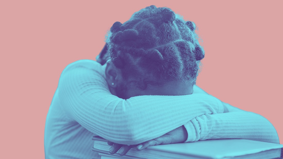 Az „unschooling” alapvetése, hogy a gyerek ki tudja alakítani saját tanulásának ütemét azon szigorú keretek nélkül, amiket az intézmény kényszerít rá