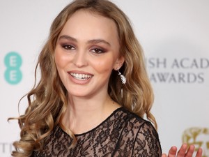 Johnny Depp lánya gyakorlatilag meztelenül ment a Bafta gálára