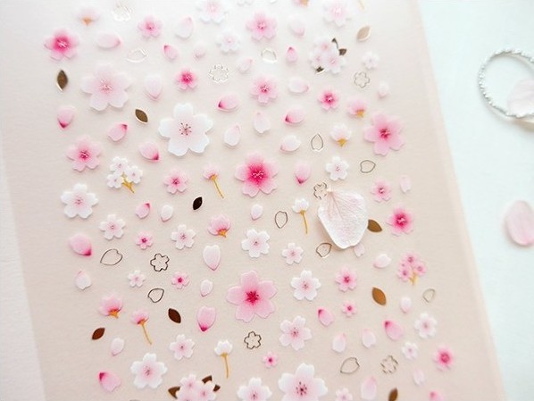 Dobd fel az esős időt ezekkel a virágos manikűrökkel!