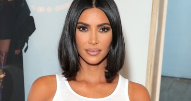 Kim Kardashian rövid feszülős ruhája a hónap legszexibb darabja