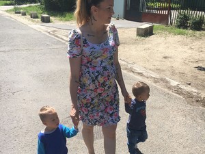 Kollányi Zsuzsi vidám kismamaruhát választott a meleg időben