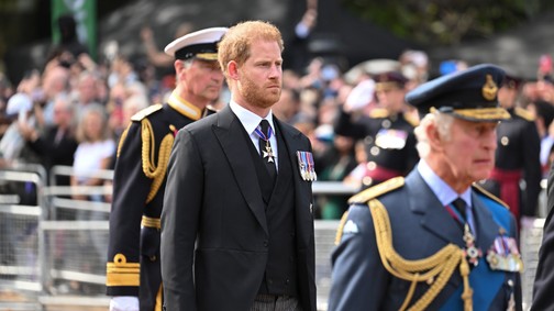 Károly király két szóval üzent Harry hercegnek: az uralkodó mondanivalója kitépi a szívedet