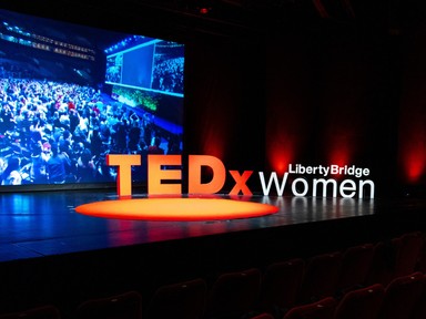 Renner Erika és Tombor Nelli egy színpadon: nehéz döntésekről és újrakezdésről szól az idei TEDxLibertyBridgeWomen