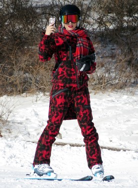 Gwen Stefani minták iránti szerelme a sípályán sem lankad.