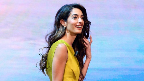 Amal Clooney istennőként tündököl a brit Vogue magazinban, olyasmit ért el, amit korábban a királyi család tagjainak sikerült