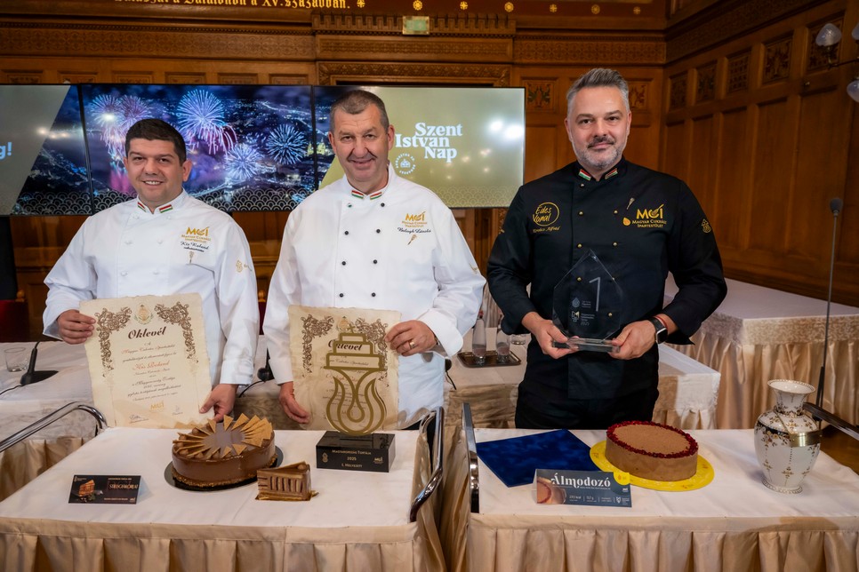 A díjazott cukrászok – A Szent István Nap sajtótájékoztatóján a győztes cukrászok bemutatták Magyarország Tortáját és a kategóriagyőztes süteményeket.