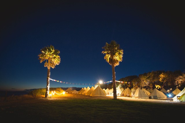 Íme a világ leggyönyörűbb mezítlábas hippi esküvője - és nem is akárki házasodott meg!