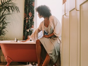 Kiderült, melyik ártalmatlannak tűnő fürdőszobai szokás okozhat akár rákot is