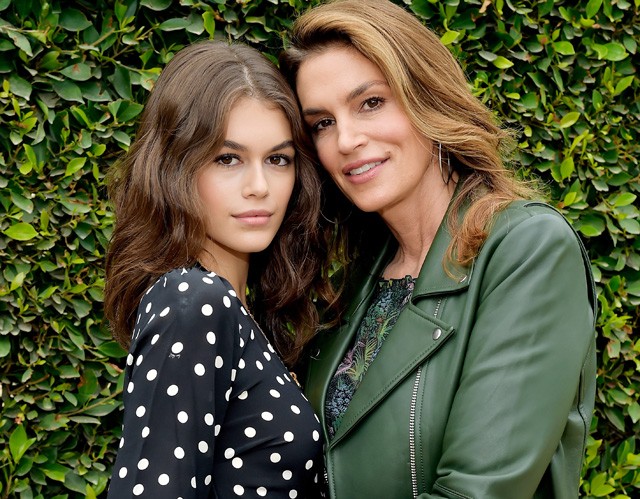 Kaia Gerbernek nem volt más választása, mint szexinek lenni és 18 évesen pucéran pózolni