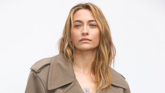 Paris Jackson zavarbaejtő dekoltázst villantott: Michael Jackson lánya szűk bőrruhában érkezett a Velencei Filmfesztiválra