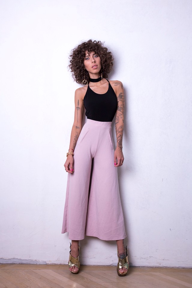 Cinthya Dictator bohém összeállítást választott kávézáshoz