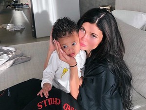 Kylie Jenner és családja szuperhősnek öltözve várta a Bosszúllókat