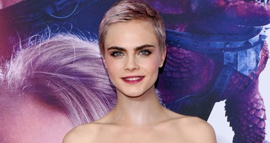 Cara Delevingne agyonpiercingezett, ősz punk lett