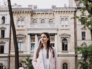 Ezt a színt viseli legszívesebben Gyergyák Móni! És nem is meglepő, hisz nagyon jól áll neki!