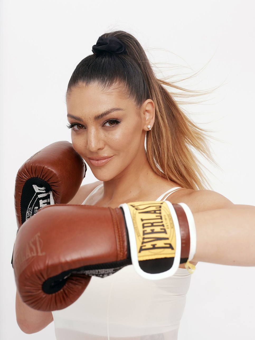 Kulcsár Edina digitális címlapinterjú –Top H&M, Melltartó SLOGGI, Biciklisnadrág és sort GANNI, Ékszer SWAROVSKI, Bokszkesztyű EVERLAST – sportano.com