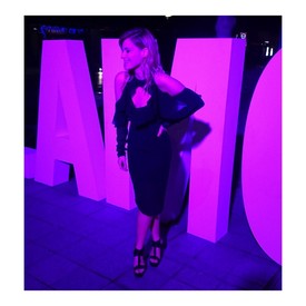 A sztárok szép sorjában érkeztek a helyszínre már fél 9-től. Itt van a csodás Odett Sármán Nóra ruhájában.