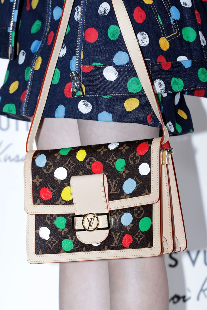 Az időtlen Dauphine az emblematikus LV körrel és a Louis Vuitton jellegzetes motívumával. A táska koncepciója, hogy mindig megőrzi elegáns szellemét, miközben újra értelmezésre is inspirál.