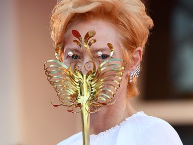 Tilda Swinton maszkja a velencei filmfesztivál legnagyobb sztárja