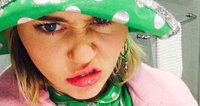 Mi az ott Miley Cyrus ujján? Csak nem egy ELJEGYZÉSI GYŰRŰ??!