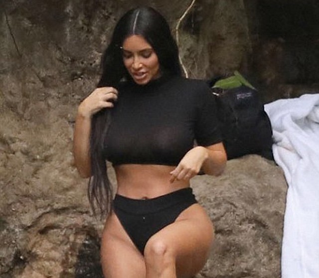 Kim Kardashian fürdőruhában