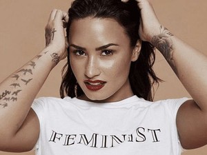 Villantsd a melled, de alul! Az új őrület a sztárok körében az ˝underboob˝