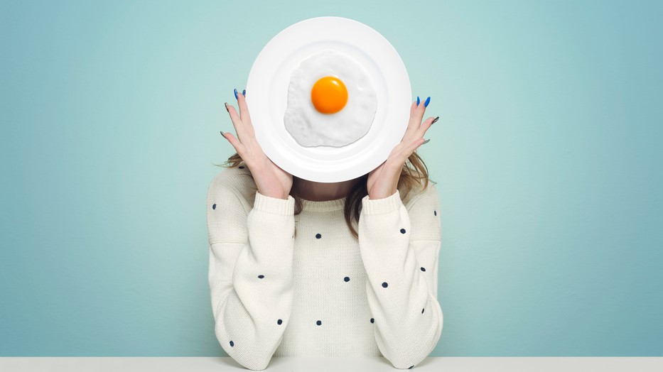 A tojás, különösen a sárgája, gazdag kolinban, ami hozzájárul az agy és az idegrendszer egészségéhez