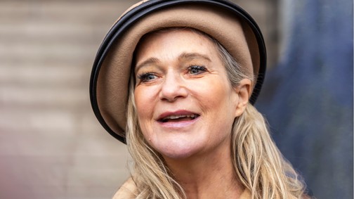 Delphine belga hercegnő pink miniruhában lopta el a show-t a királyi család elől, keményen kritizálják az öltözködése miatt