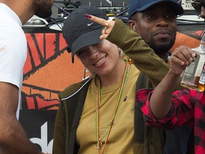 Totálisan kiütötte magát Lily Allen, úgy vitték, mint egy krumplis zsákot