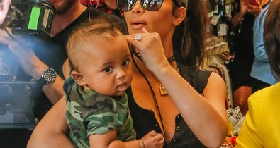 Kim Kardashian először mutatta be Saint Westet a fotósoknak