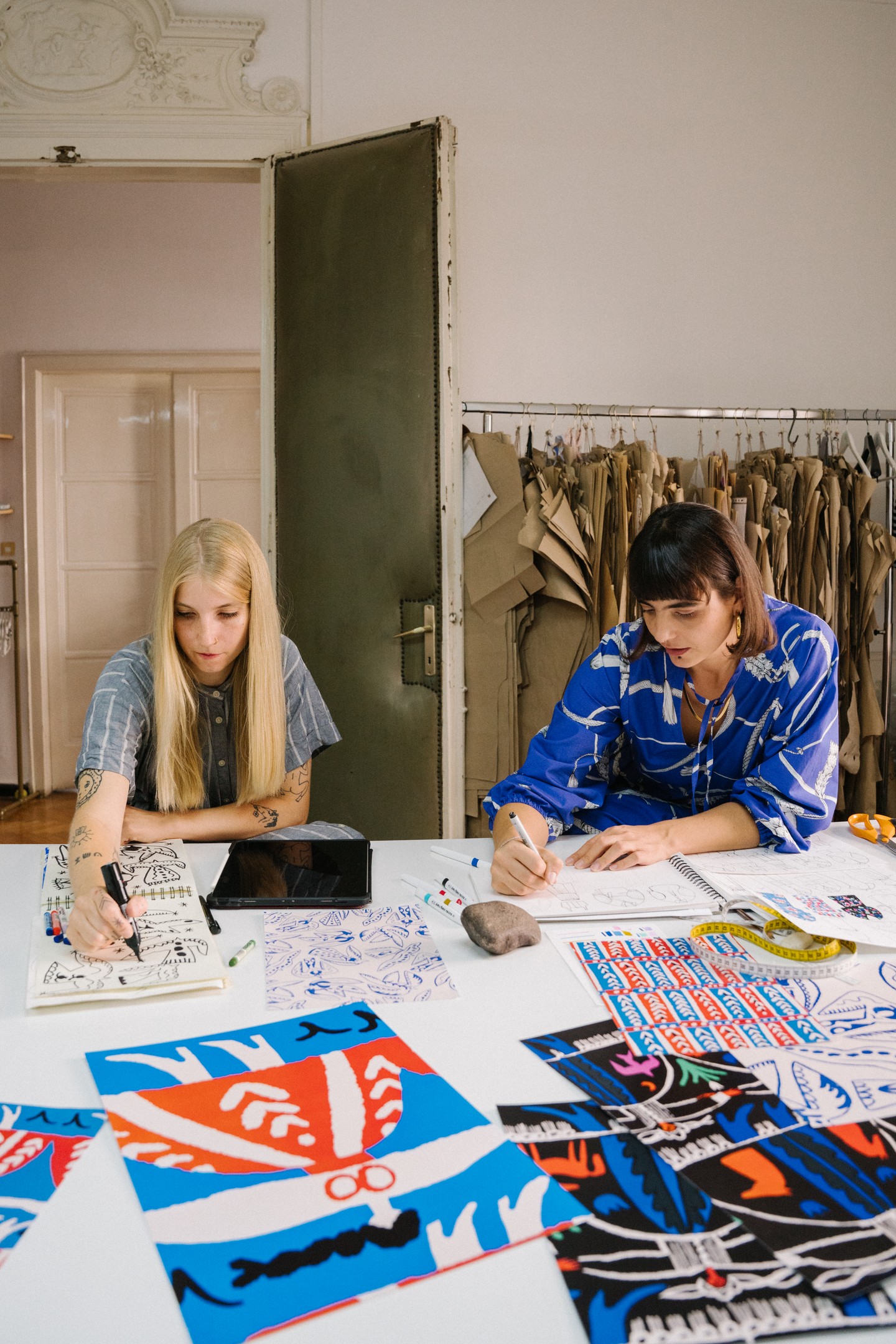 Eged Enikő illusztrációi – folklór motívumok kortárs újraértelmezésben, amelyek alapját adták a tomcsányi közös mintáinak