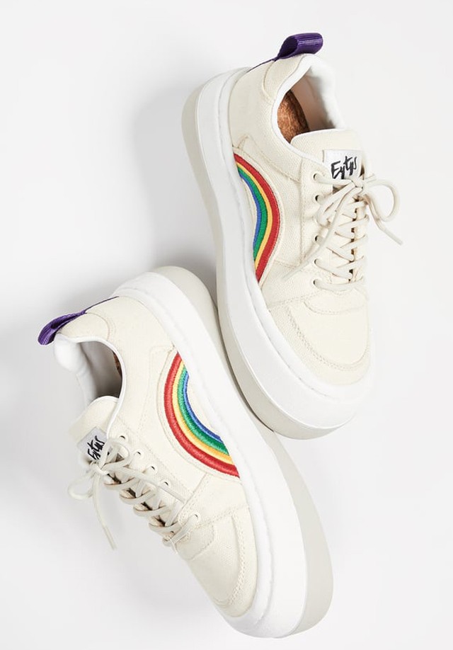 Mindenki ezekre a szivárványos cipőkre vadászik a nyáron