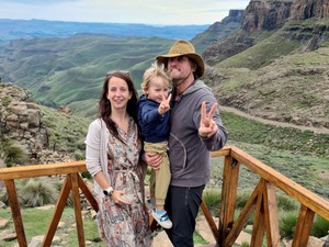 Hátizsákkal és babahordozóval a föld körül - ismerd meg a világjáró családot!